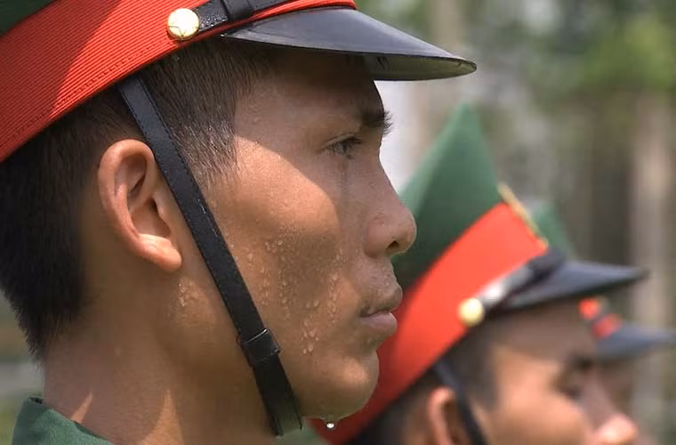 Hiện nay, Quân đội nhân dân Việt Nam có lực lượng thường trực gồm bộ đội chủ lực và bộ đội địa phương với tổng quân số khoảng 450.000 người và lực lượng quân dự bị khoảng 5 triệu người. Để bảo vệ Tổ quốc trong mọi tình huống, các cán bộ, chiến sĩ ngày đêm luyện tập không ngừng nghỉ. Nguồn ảnh: chương trình Sống trong quân ngũ, kênh Quốc phòng Việt Nam (Sống trong quân ngũ/QPVN).