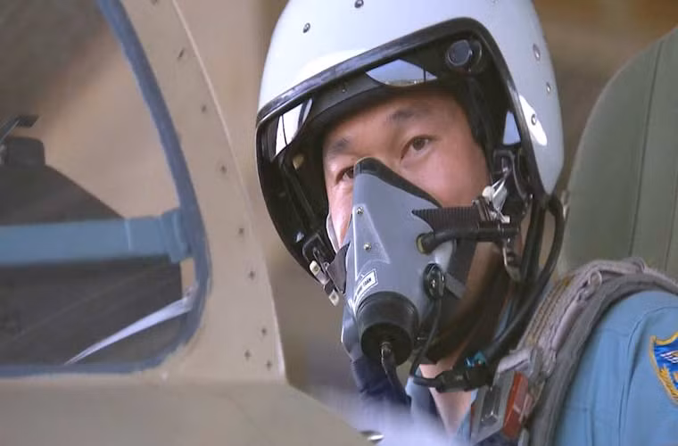 Phi công điều khiển tiêm kích đa năng hiện đại Su-30MK2 của Trung đoàn 923, Sư đoàn 371. Ảnh: Sống trong quân ngũ/QPVN