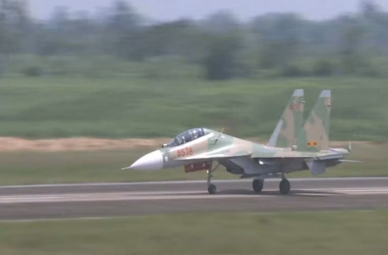 Tiêm kích đa năng Su-30MK2 là loại chiến đấu cơ hiện đại nhất của nước ta. Ảnh: Sống trong quân ngũ/QPVN