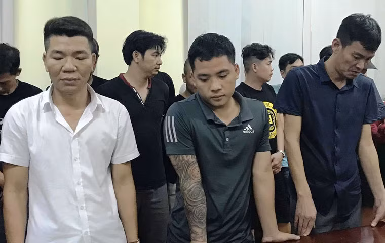 Đối tượng Thành khai nhận, sòng bạc trên hoạt động từ 25/08 đến nay, để tránh sự kiểm tra của chính quyền địa phương, Thành thường xuyên cho đàn em cảnh giới, thay đổi địa điểm tổ chức đánh bạc và cho các con bạc để xe cách xa địa điểm hàng cây số.
