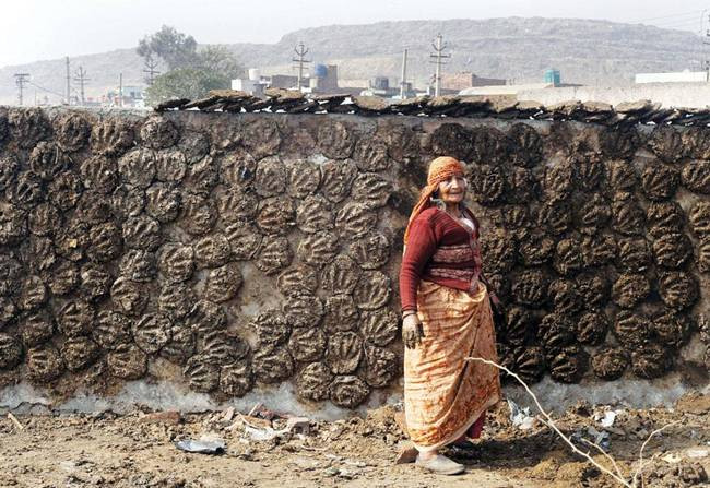 Sau 3 ngày, bánh phân bò sẽ khô. Nhiều người còn nói rằng khi đốt bánh phân bò gợi nhớ đến tuổi thơ của họ. Hiện, những chiếc bánh phân bò vẫn được làm thủ công để đáp ứng nhu cầu của khách nhưng cũng có người làm bằng máy, tạo bằng khuôn.