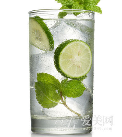 Tăng sức đề kháng. Phụ nữ đến chu kì kinh nguyệt sức đề kháng bị giảm sút, do đó bạn có thể uống nước chanh tăng sức đề kháng. Trong nước chanh có chứa nhiều vitamin C với tác dụng kháng khuẩn, giúp hình thành collagen. Đặc biệt, việc uống nước chanh khi bị cảm cúm còn làm giảm các triệu chứng sổ mũi.