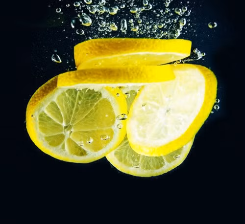 Kháng khuẩn, chống viêm. Chanh rất giàu vitamin C, cung cấp cho cơ thể một lượng kháng sinh tự nhiên với tác dụng kháng khuẩn, chống viêm và tăng cường hệ thống miễn dịch .