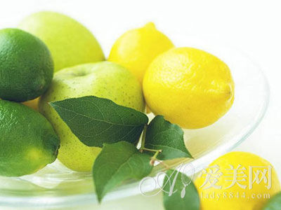 Chống lão hóa. Nước chanh có các thành phần dinh dưỡng như vitamin B2, vitamin C… và giàu các axit hữu cơ, axit citric. Chanh cũng là thực phẩm có tính kiềm cao, có thành phần chống oxy hóa mạnh mẽ, do đó giúp quả thúc đẩy quá trình chuyển hóa, chống lão hóa.