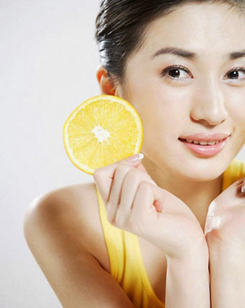 Trắng da. Mùa hè luôn là nỗi ám ảnh đối với làn da của chị em phụ nữ. Một cốc nước chanh mỗi ngày cũng giúp cho cơ thể bạn có đủ lượng vitamin C cần thiết. Chất này là thành phần rất thiết yếu cho làn da, giúp da luôn tươi trẻ, mịn màng và sáng bóng