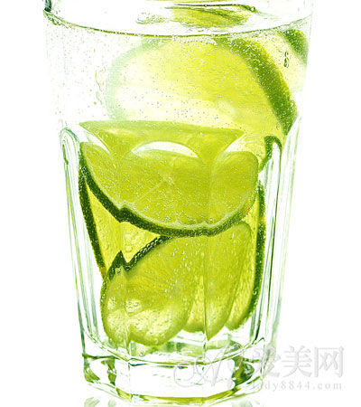 Tiêu đờm. Cắt chanh thành từng lát mỏng cho vào nước ấm cộng thêm một it muối hạt giúp tiêu đờm, giảm ngứa rát cổ