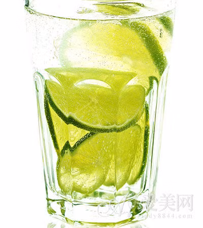 Tiêu đờm. Cắt chanh thành từng lát mỏng cho vào nước ấm cộng thêm một it muối hạt giúp tiêu đờm, giảm ngứa rát cổ