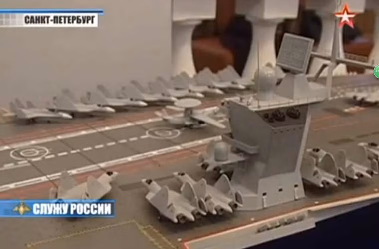 Đặc biệt, có sự xuất hiện của cả máy bay cảnh báo sớm và chỉ huy trên không trên tàu sân bay này. Điều đó có nghĩa là tàu sân bay tương lai Nga sẽ trang bị cả máy phóng máy bay bên cạnh boong phóng nhảy cầu. Vì máy bay cảnh báo sớm thường là có kích cỡ rất lớn, nên để cất cánh trên tàu sân bay phải cần máy phóng, vì lực đẩy động cơ khó có thể đáp ứng việc cất cánh bằng boong phóng nhảy cầu.