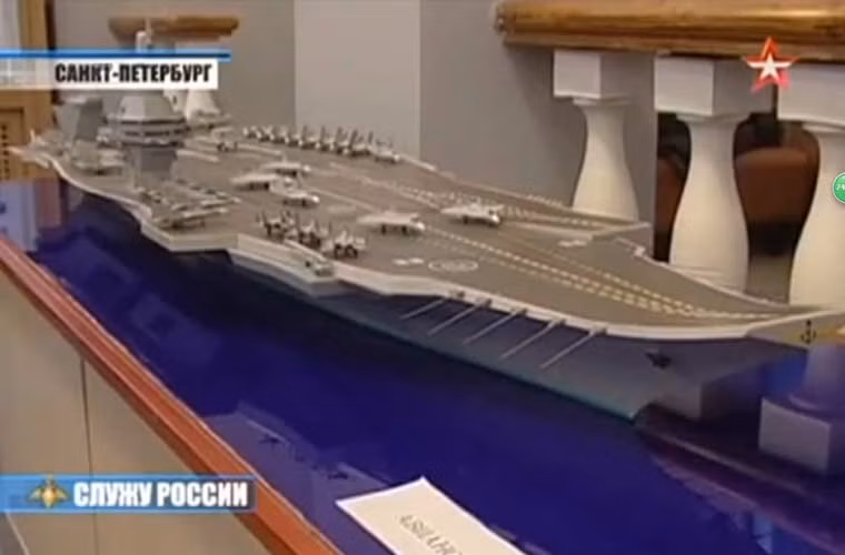 Quan sát hình ảnh của kềnh truyền hình Nga thì thiết kế tàu sân bay này có 2 đài chỉ huy, dùng boong phóng kiểu nhảy cầu, có 3 đường băng cất cánh, lượng giãn nước có thể là khoảng 60-70.000 tấn.