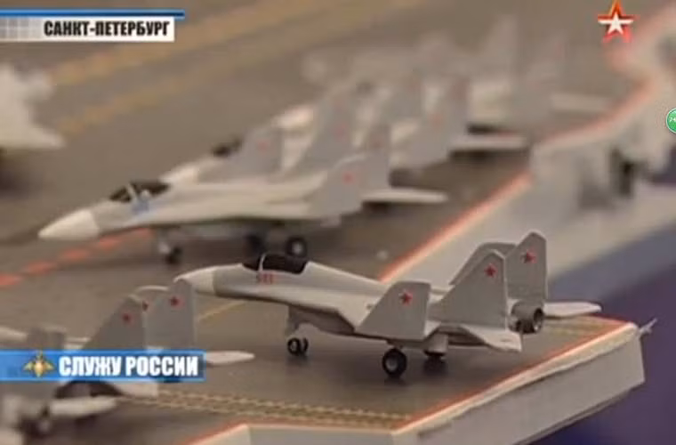 Mô hình tiêm kích hạm MiG-29K trên tàu sân bay tương lai.