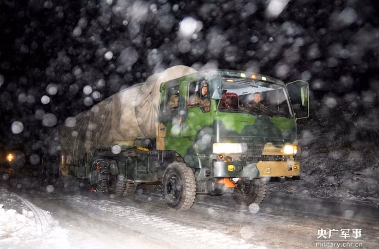 Hành quân trong mưa tuyết.