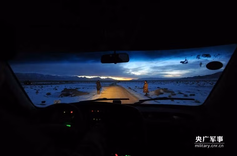 Bên trong cabin xe phóng tự hành tổ hợp tên lửa đạn đạo chiến dịch - chiến thuật DF-11.