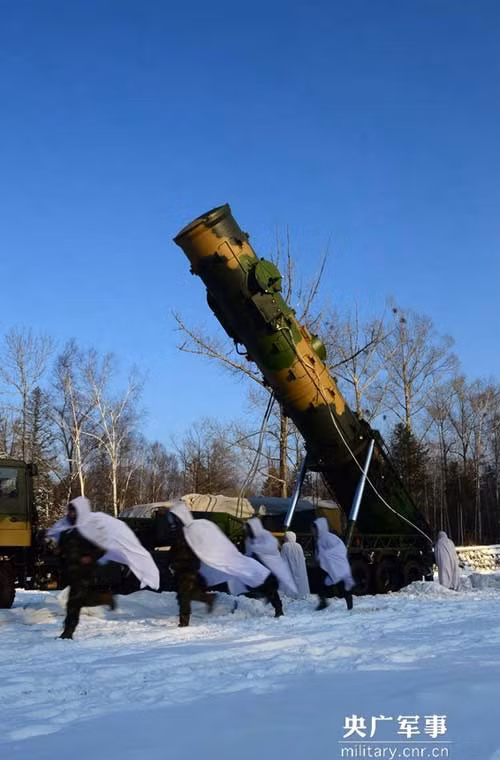 Ngoài DF-11, Quân đội Trung Quốc còn triển khai bắn thử nghiệm tổ hợp tên lửa đạn đạo tầm trung DF-21.