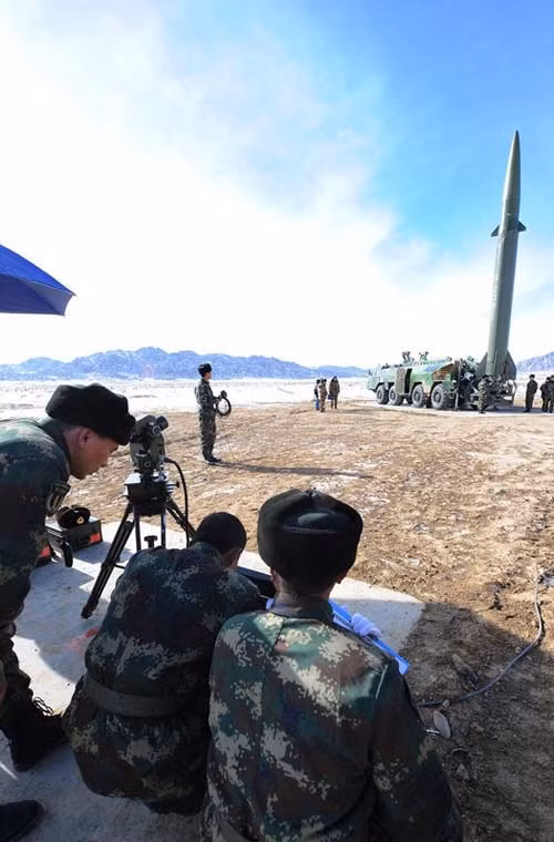 Tại trận địa, các đơn vị tên lửa đang tính toán các tham số trong khi đạn tên lửa DF-11 đã được dựng đứng chuẩn bị bắn.