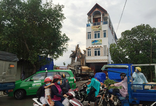 TP HCM: Nha 2 tang dang xay bat ngo do sap, de nha 3 tang-Hinh-2