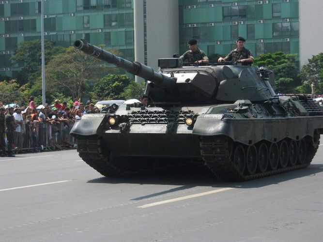 Thông số cơ bản của xe tăng Leopard 1A5: Trọng lượng 42,2 tấn; chiều dài 9,54 m (với pháo quay về phía trước); chiều rộng 3,37 m; chiều cao 2,7 m.