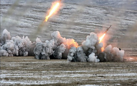 Quân đội chính phủ Syria trước đó cũng sử dụng hệ thống TOS-1A để hỗ trợ giải phóng thành phố Palmyra khỏi khủng bố IS năm 2017; nhưng trước đó, phía Nga cho rằng, không có nơi nào để sử dụng vũ khí hủy diệt này, bởi vì các khu vực xung đột chính của quân đội Syria là các thành phố.