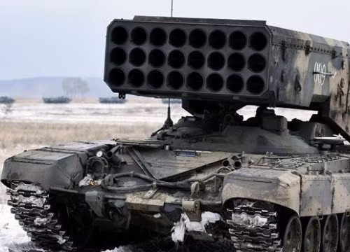 Tổ hợp TOS-1A sử dụng tại chiến trường Syria được trang bị hệ thống điều khiển hỏa lực hiện đại, với máy đo xa laser và máy tính đường đạn cải tiến, cho phép bắn đạn lệch mục tiêu không quá mục tiêu 10m. Tất cả mọi thao tác đều được thực hiện trong xe để đảm bảo an toàn cho khẩu đội trước hỏa lực của đối phương.