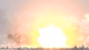 Khi đạn của hệ thống TOS-1A phát nổ, trong một không gian giới hạn bung ra một đám mây khí các chất hóa học gây cháy. Sau đó đám mây nhiên liệu sẽ đốt cháy trong chớp mắt toàn bộ oxy trong không gian hẹp với nhiệt độ lên tới 1.000°C;