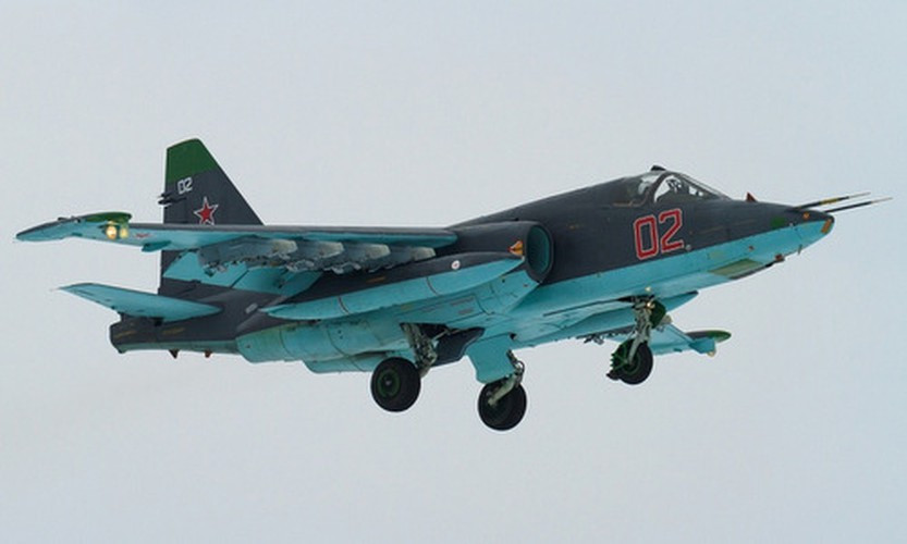 Dàn vũ khí mà Su-25 mang theo rất đáng nể với bom, và tên lửa chống tăng, một chiếc Su-25 có thể diệt cả một trung đội thiết giáp của đối phương.