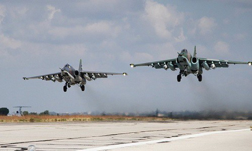 Cường kích Su-25 của Nga là một phương tiện rất lợi hại để đe dọa các phiến binh, nhờ khả năng bay chậm ở độ cao thấp mà nó có thể quần vòng lâu trên chiến trường.