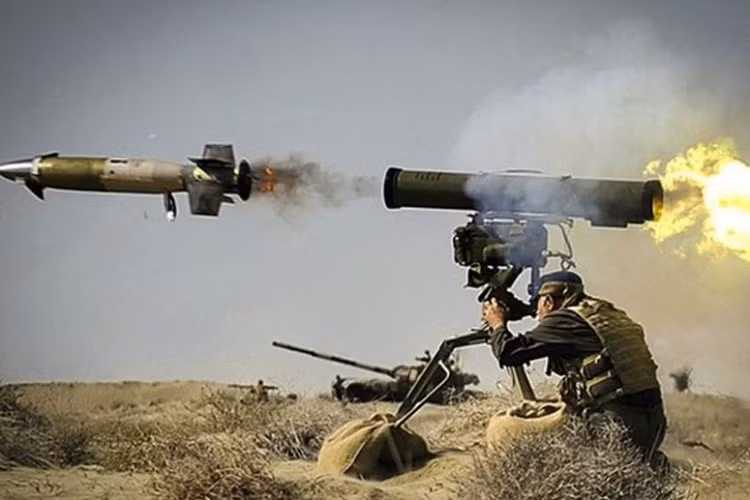 Đạn sử dụng động cơ rocket nhiên liệu rắn với 2 đầu nổ chống giáp ERA hoặc đạn nhiệt áp chống bộ binh và công sự phòng ngự.