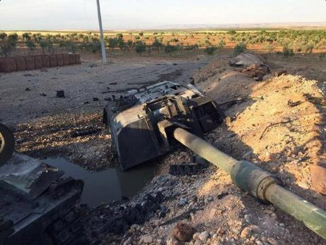 Hình ảnh tháp pháo T-155 bị tên lửa Metis-M1 do Nga sản xuất "thổi bay" xuống đất.