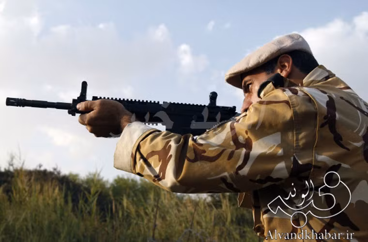 Binh sĩ Iran bắn thử khẩu súng trường tiến công Fajr-224 dùng cỡ đạn 5,56x45mm chuẩn NATO.