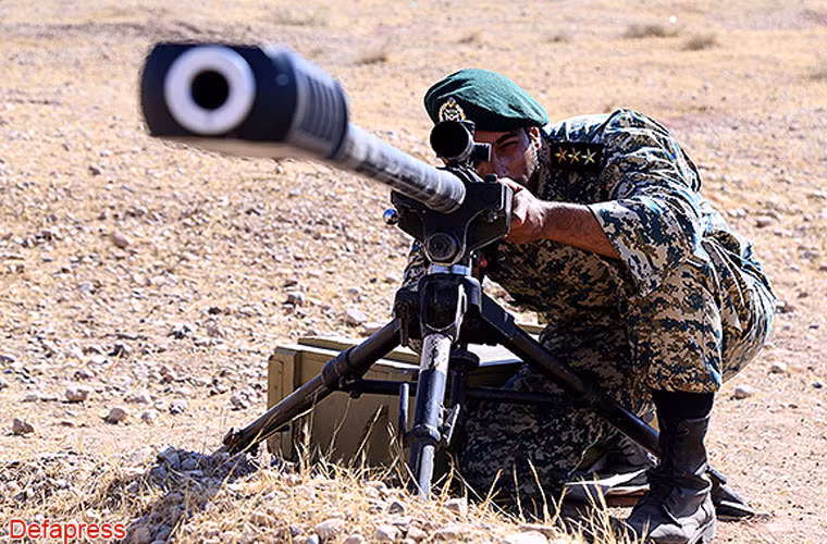 Binh sĩ Lữ đoàn lực lượng đổ bộ đường không đặc biệt 65 đang ngắm thử khẩu súng trường bắn tỉa công phá Baher.