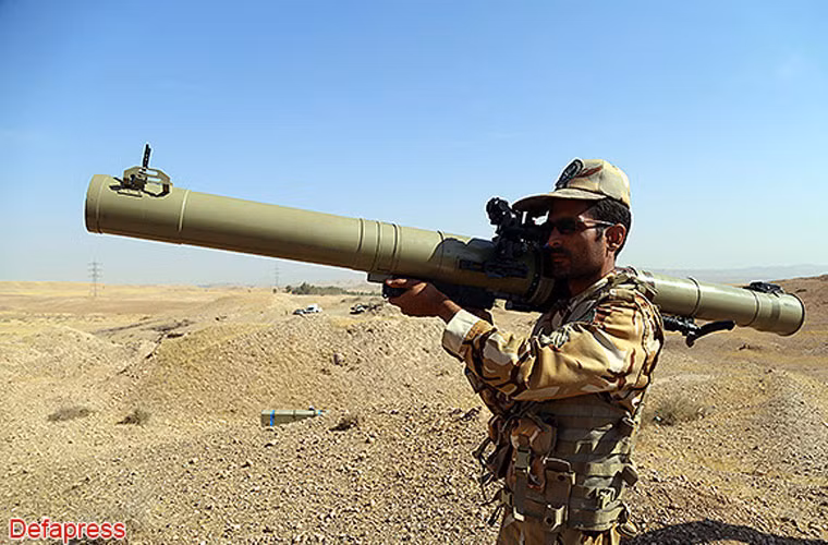 Binh sĩ Lục quân Iran vác trên vai khẩu súng chống tăng RPG-29 do Nga phát triển. Đây được xem là súng chống tăng có sức hủy diệt khủng khiếp nhất hiện nay.