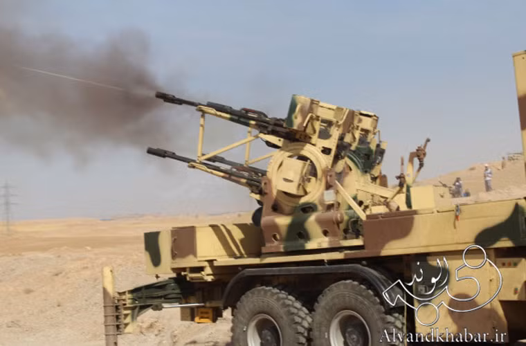 Một trong bốn ụ pháo phòng không 23mm nòng kép của tổ hợp pháo phòng không tự hành Mesbah khai hỏa.