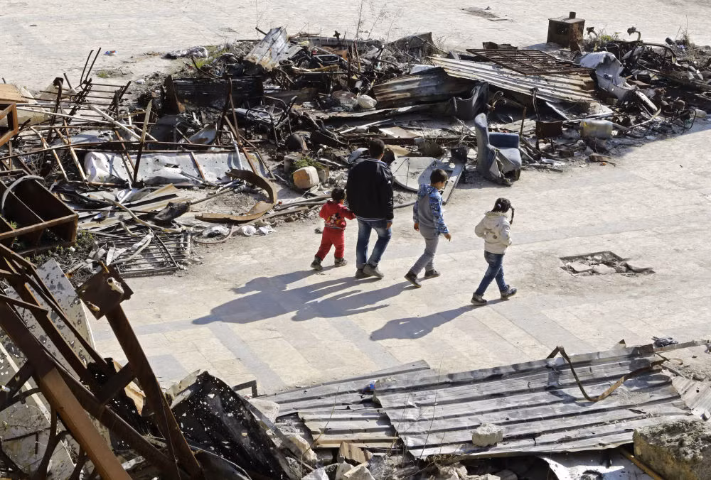 Các em nhỏ rảo bước trên con đường chạy dọc Nhà thờ Hồi giáo Umayyad hôm 22/1. Ảnh Sputnik