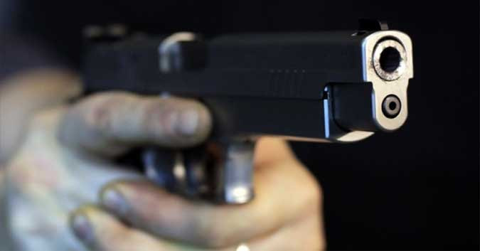 Cụ ông gần 70 tuổi bị người đi ô tô nổ súng bắn vào nhà Cu ong gan 70 tuoi bi nguoi di o to no sung ban vao nha