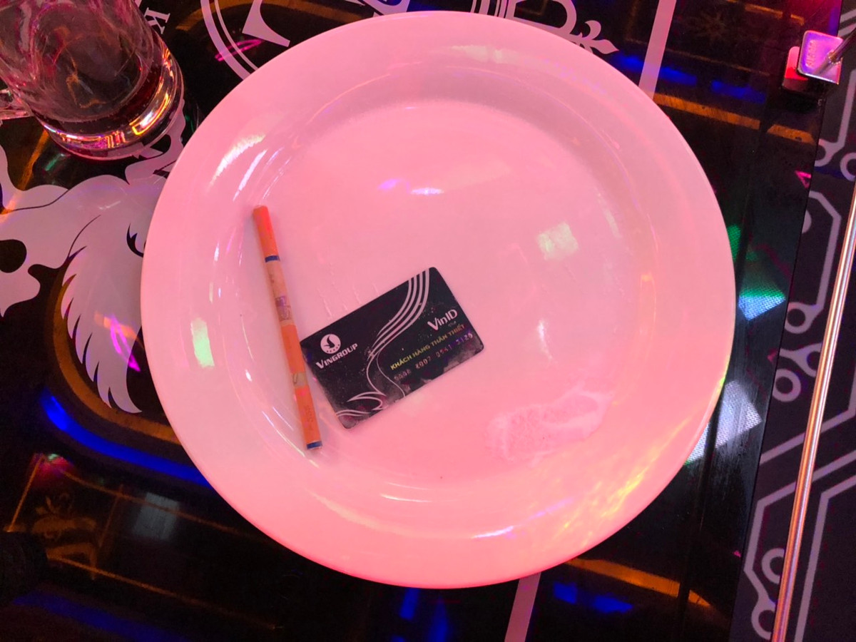 Đồng thời, lực lượng xử phạt quán karaoke này với nhiều lỗi vi phạm. Qua test nhanh, công an phát hiện có 83 dân chơi (44 nam, 39 nữ) dương tính với ma túy. Ảnh: Số lượng ma tuý lực lượng chức năng thu giữ được.