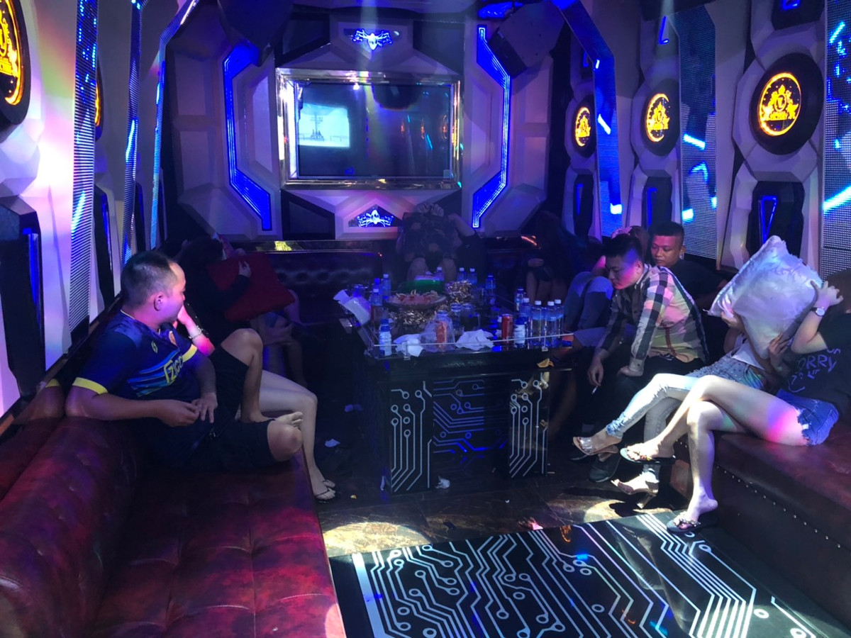 Kiểm tra 1 phòng, công an phát hiện có 56 dân chơi đang thác loạn ma tuý cùng với điệu nhạc cực lớn bên trong.