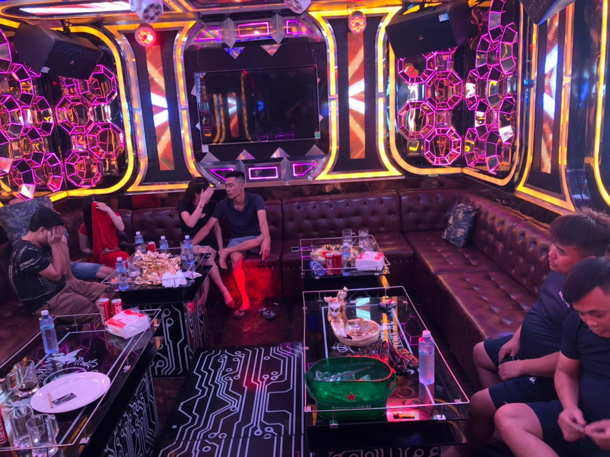 Thấy bóng dáng công an, các dân chơi tìm cách tháo chạy tán loạn nhưng bị khống chế. Nhóm này khai mua ma tuý tới đây tổ chức thác loạn tới sáng.