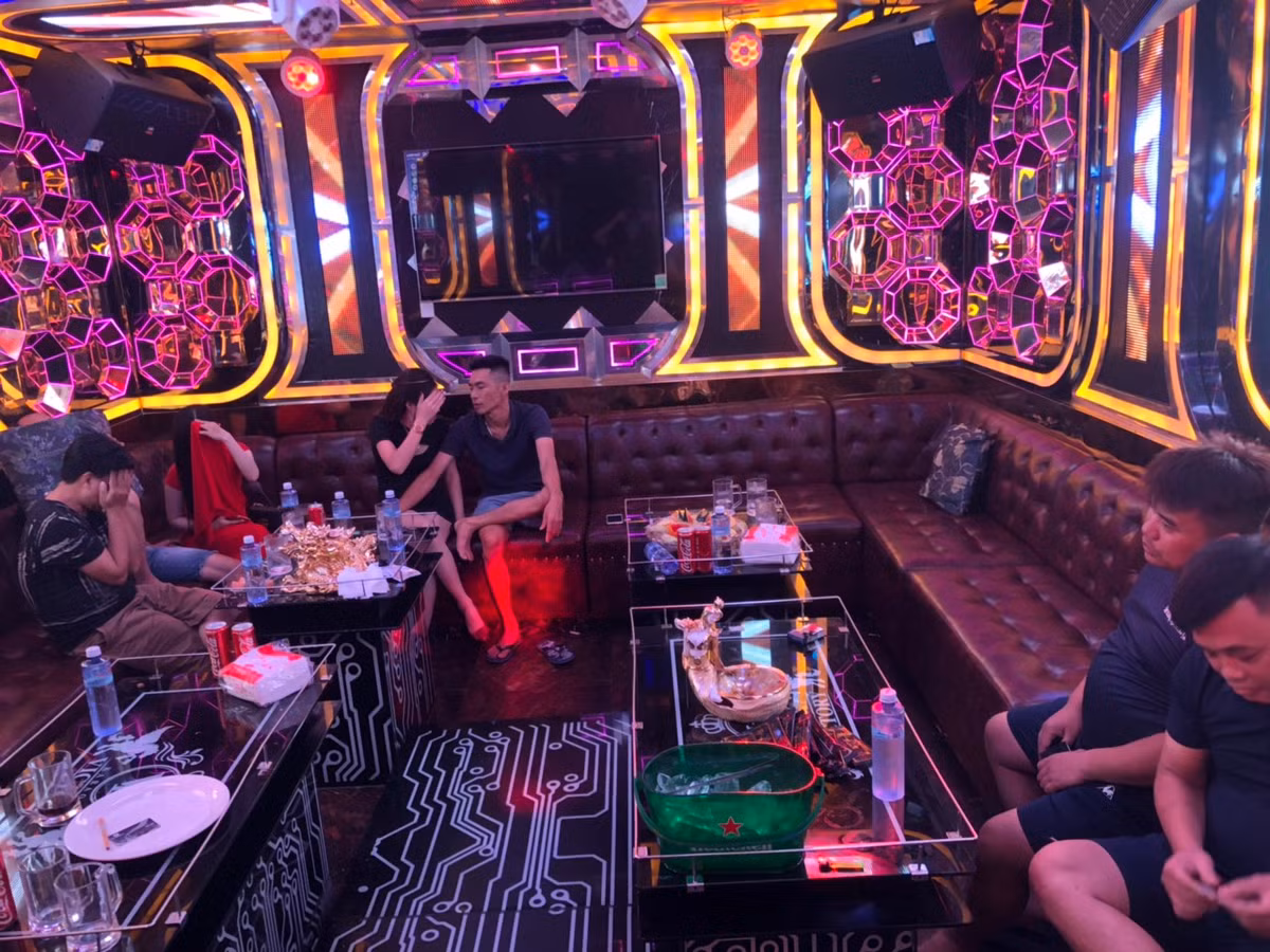 Thấy bóng dáng công an, các dân chơi tìm cách tháo chạy tán loạn nhưng bị khống chế. Nhóm này khai mua ma tuý tới đây tổ chức thác loạn tới sáng.