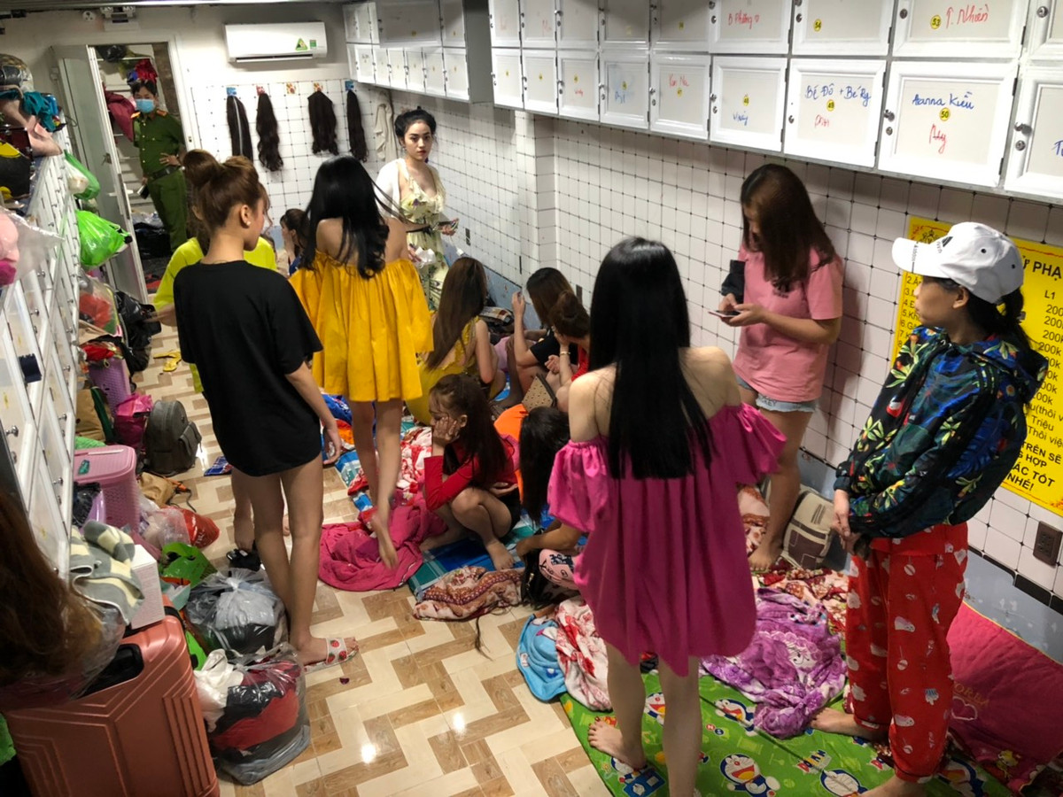 Tại đây, công an đưa 14 người có dấu hiệu nghi sử dụng ma tuý về trụ sở để kiểm tra. Qua kiểm tra, có 4 người dương tính với ma túy. Riêng quán này bị lập biên bản với 5 lỗi hành chính, với số tiền phạt ước tính lên tới 100 triệu đồng. Ảnh: Các nữ nhân viên của quán cũng được đưa về trụ sở kiểm tra.