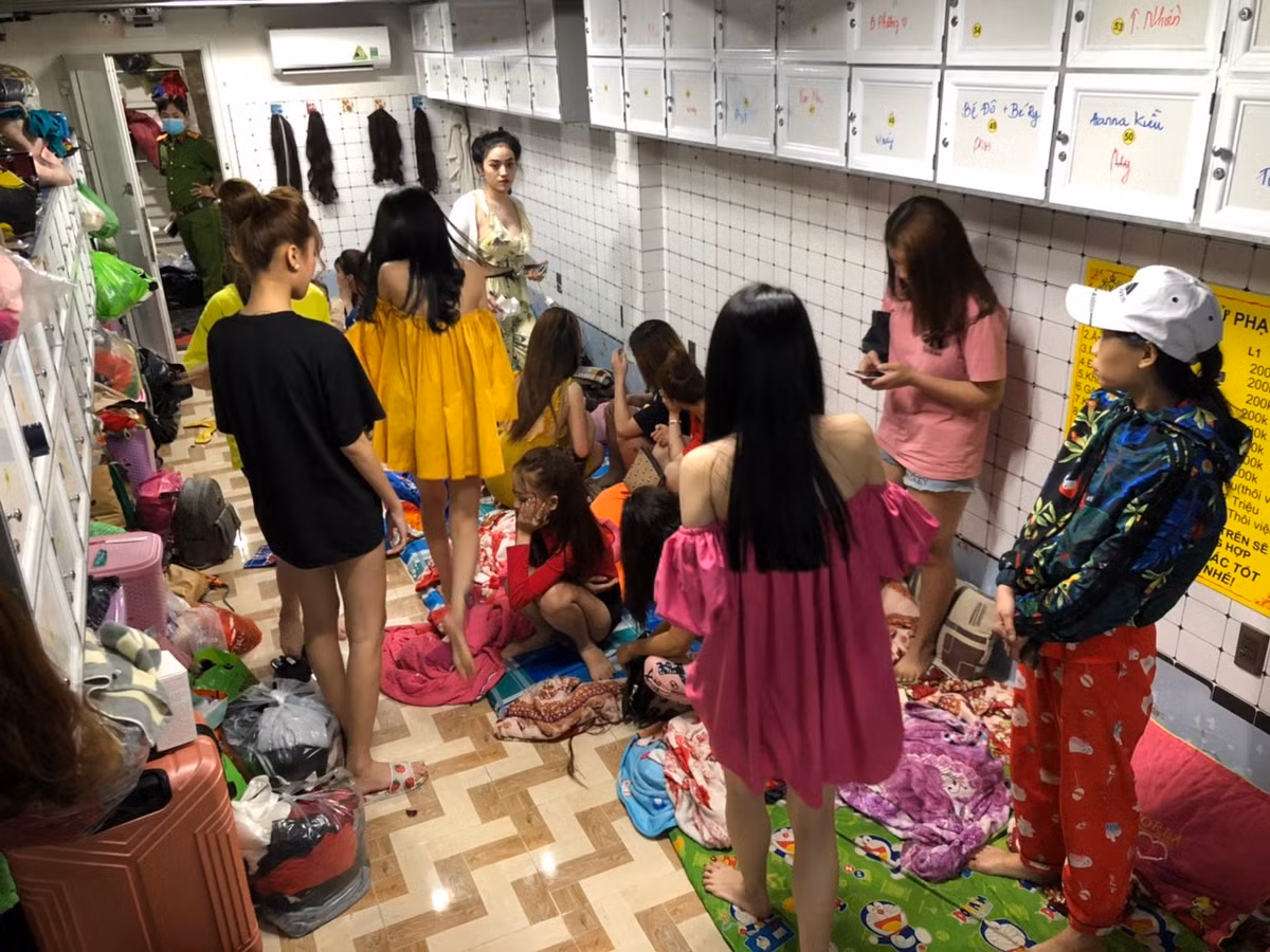 Tại đây, công an đưa 14 người có dấu hiệu nghi sử dụng ma tuý về trụ sở để kiểm tra. Qua kiểm tra, có 4 người dương tính với ma túy. Riêng quán này bị lập biên bản với 5 lỗi hành chính, với số tiền phạt ước tính lên tới 100 triệu đồng. Ảnh: Các nữ nhân viên của quán cũng được đưa về trụ sở kiểm tra.