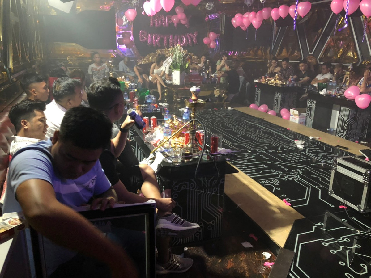 Theo đó, rạng sáng cùng ngày, trinh sát Công an quận Bình Tân đã ập vào kiếm tra với quán karaoke Victory nằm trên đường Hồ Văn Long, phường Bình Hưng Hòa B. Dù thời điểm kiểm tra, quán đã tới giờ đóng cửa nhưng vẫn có 10 phòng còn hoạt động ca hát.