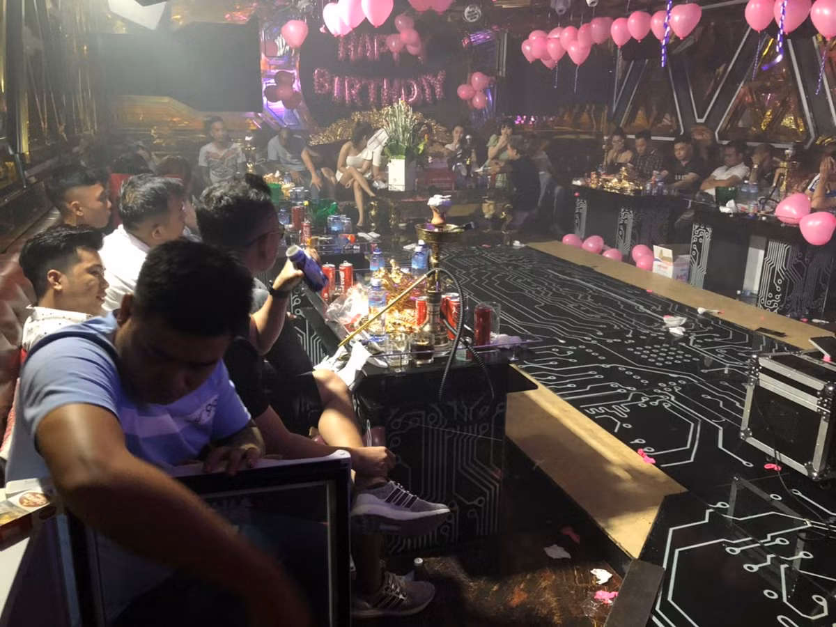 Theo đó, rạng sáng cùng ngày, trinh sát Công an quận Bình Tân đã ập vào kiếm tra với quán karaoke Victory nằm trên đường Hồ Văn Long, phường Bình Hưng Hòa B. Dù thời điểm kiểm tra, quán đã tới giờ đóng cửa nhưng vẫn có 10 phòng còn hoạt động ca hát.