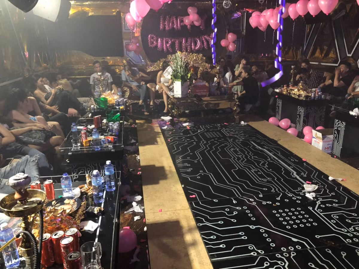 Ngày 4/7, Công an quận Bình Tân đang củng cố hồ sơ xử lý với gần 100 dân chơi bị phát hiện dương tính với chất ma tuý bị phát hiện ở khu vực.