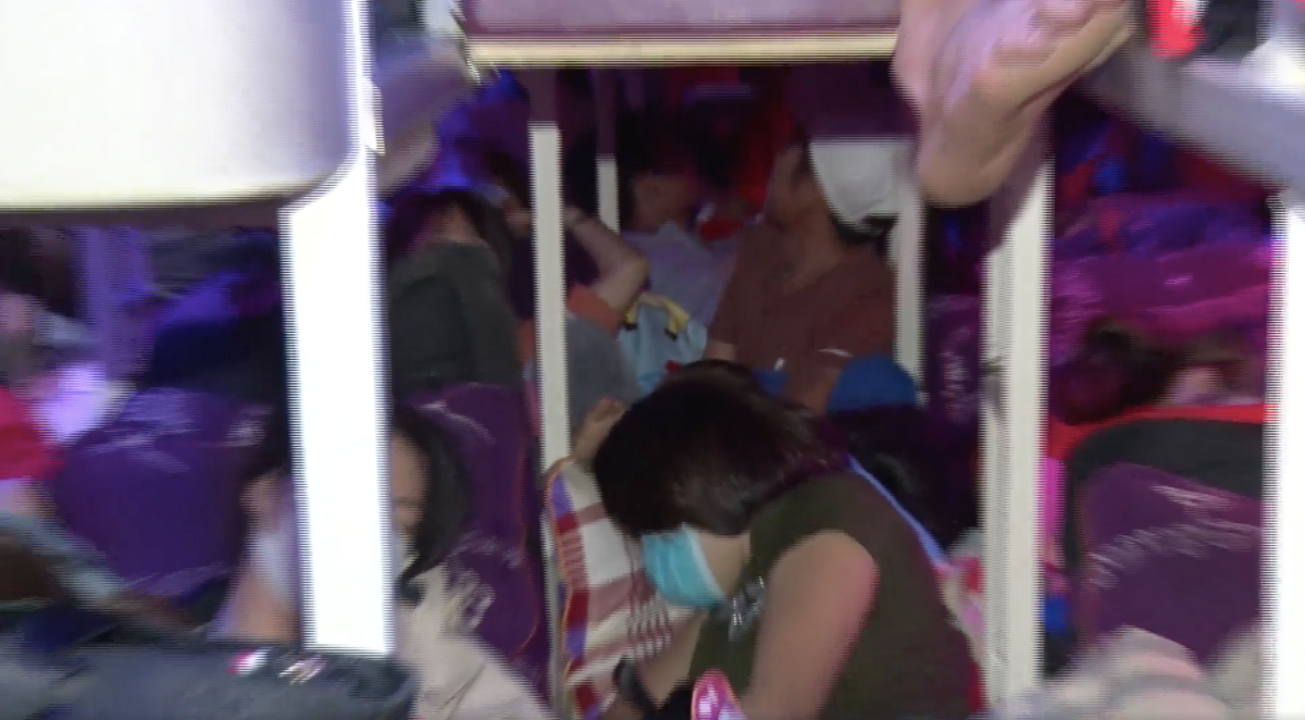 Nhồi nhét gần 100 người trên xe về Tết, xe khách bị phạt 100 triệu đồng - Hình 2 Nhoi nhet gan 100 nguoi tren xe ve Tet, xe khach bi phat 100 trieu dong-Hinh-2