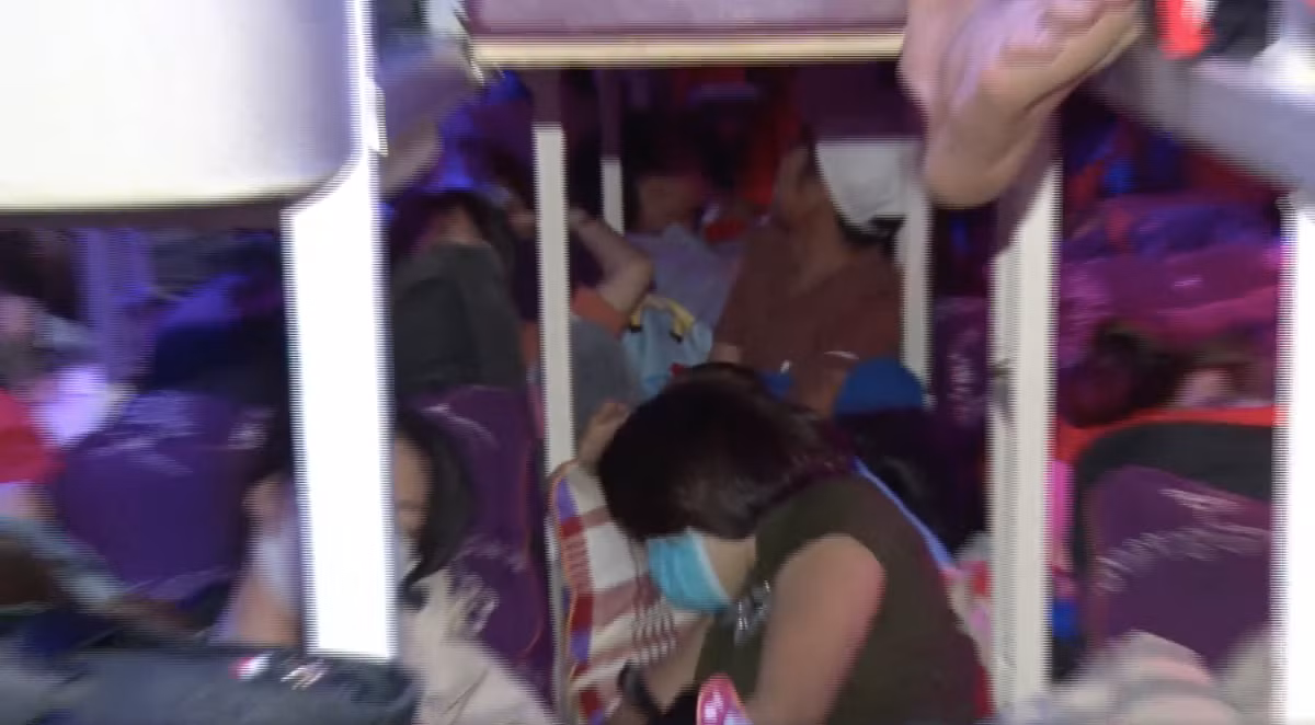 Nhoi nhet gan 100 nguoi tren xe ve Tet, xe khach bi phat 100 trieu dong-Hinh-2