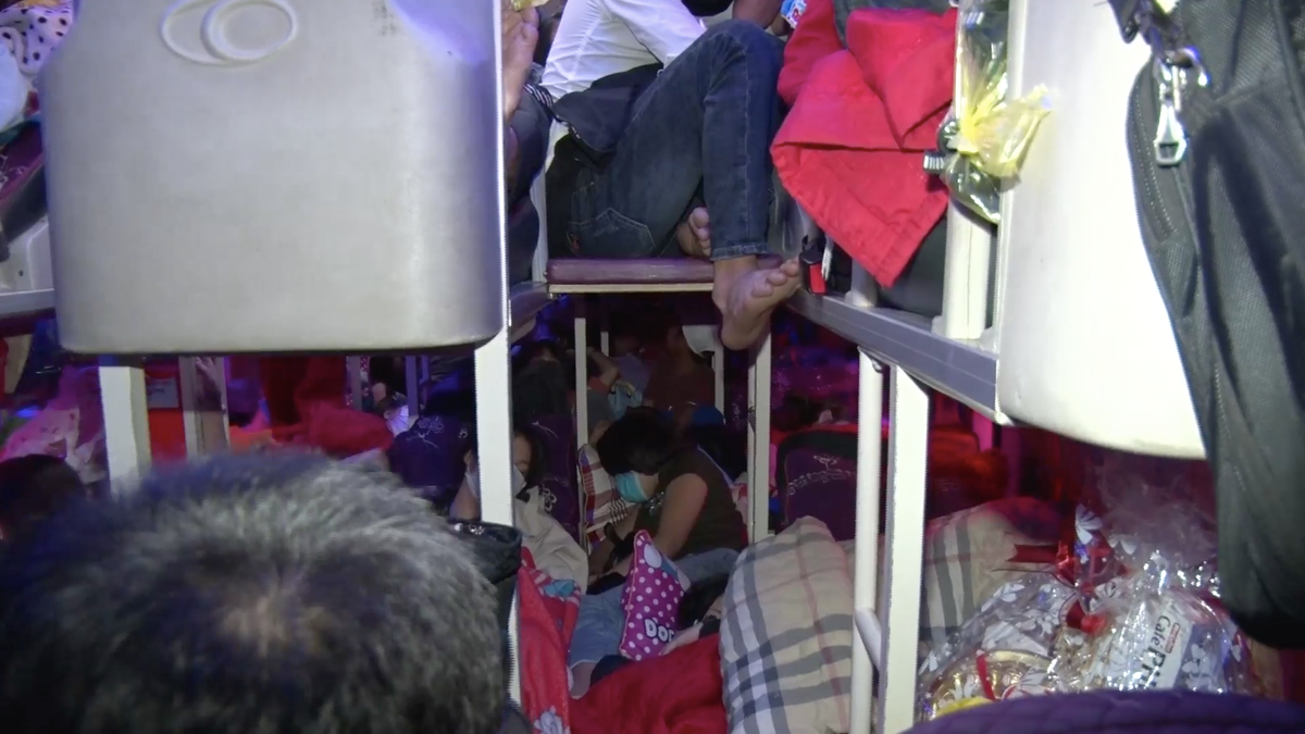 Nhồi nhét gần 100 người trên xe về Tết, xe khách bị phạt 100 triệu đồng Nhoi nhet gan 100 nguoi tren xe ve Tet, xe khach bi phat 100 trieu dong