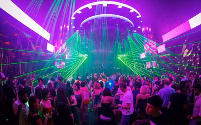 Quan bar, vu truong o TP HCM duoc phep hoat dong tro lai tu chieu nay