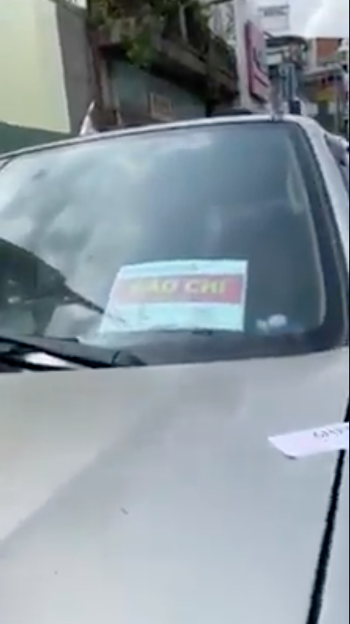 Xưng là nhà báo, chửi công an giữa đường dù vi phạm giao thông Xung la nha bao, chui cong an giua duong du vi pham giao thong