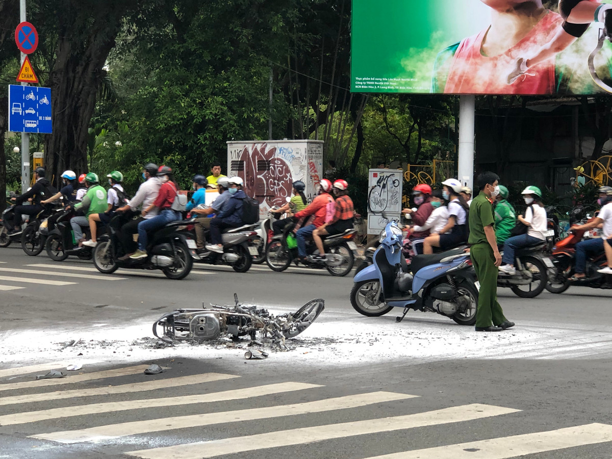 Xe máy của 2 tên cướp bốc cháy giữa đường Sài Gòn - Hình 3 Xe may cua 2 ten cuop boc chay giua duong Sai Gon-Hinh-3