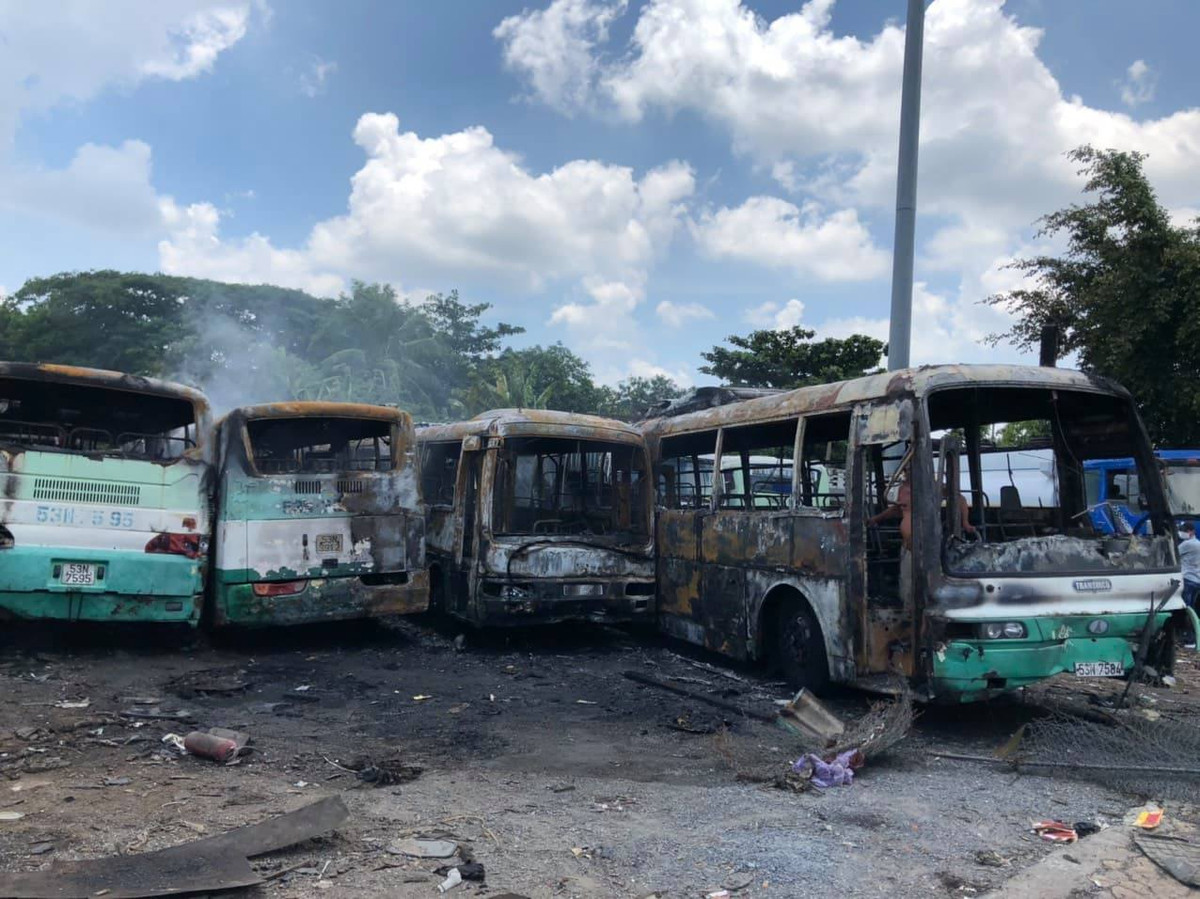 10 o to chay rui trong bai giu xe o Sai Gon-Hinh-2