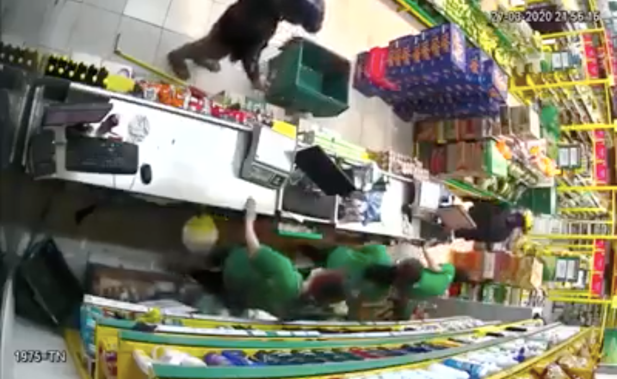 Sai Gon: Cuop cam sung xong vao Bach Hoa Xanh